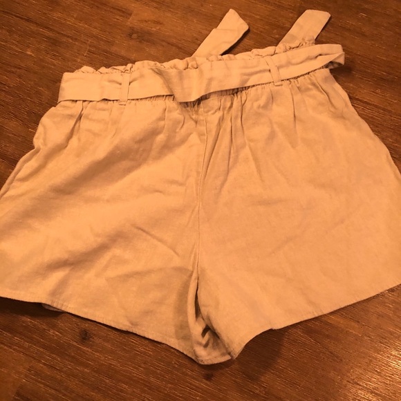 Beige shorts - Picture 2 of 2